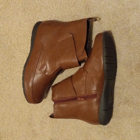NWOT Booties (9.5 WW) - Picture 4 of 10